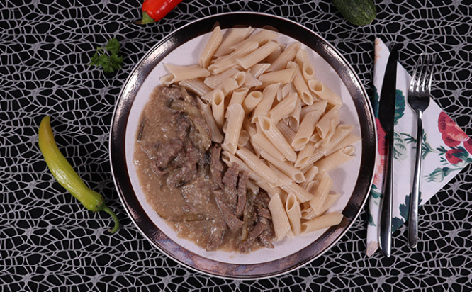 Stroganoff marha, főtt tészta